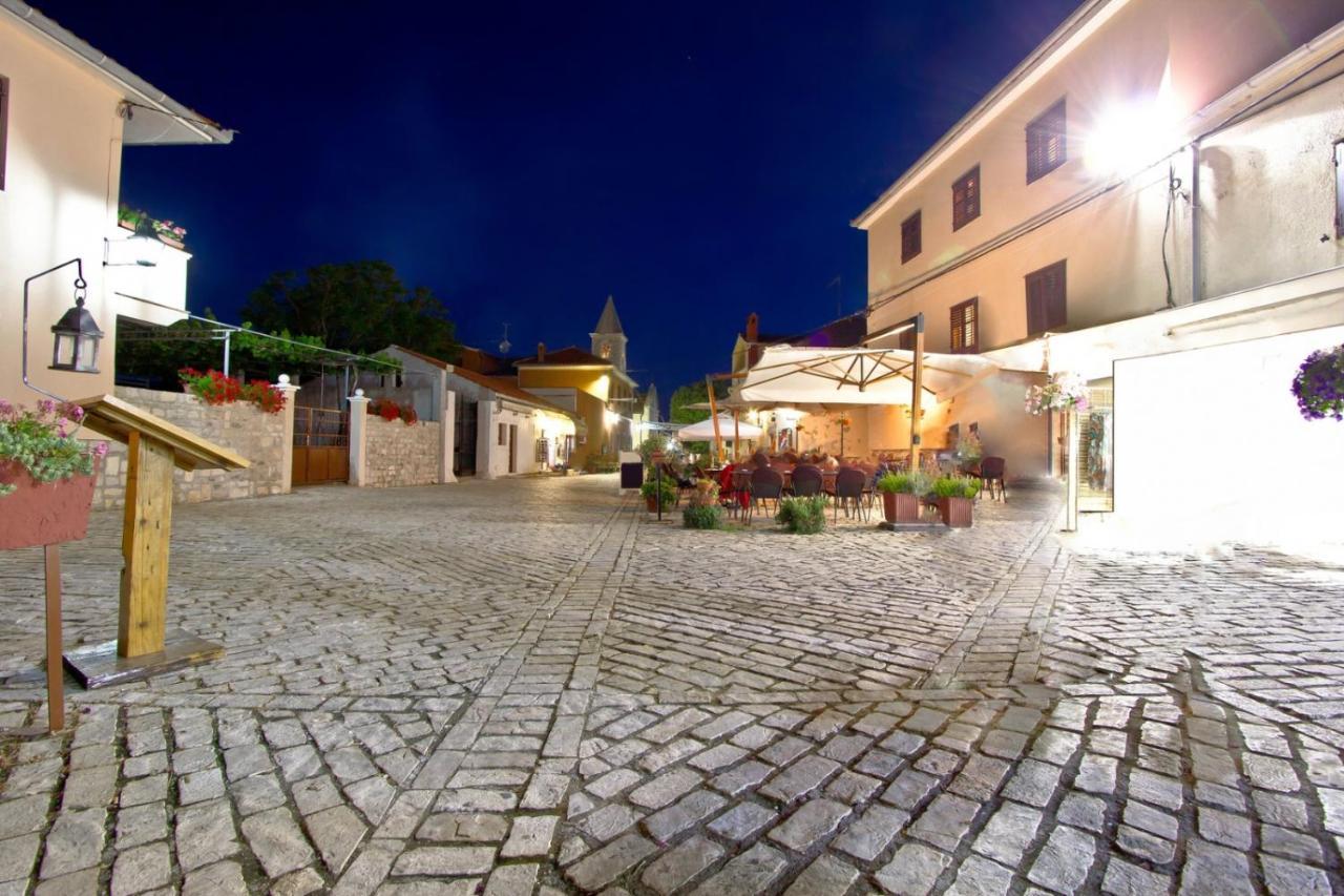 Apartment In Nin With Terrace, Air Conditioning, Wi-Fi Exterior photo